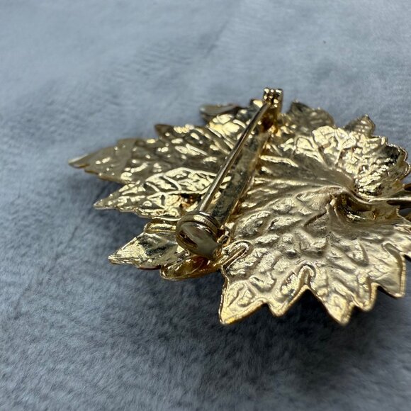 Vintage Maple Leaf Brooch With Gold-Tone Metal & Enamel Finish Pearl Accent - Picture 12 of 16